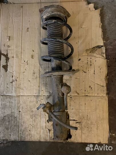 Стойка амортизационная передняя правая Ниссан Джук