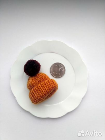 Новые броши вязаные шапочки