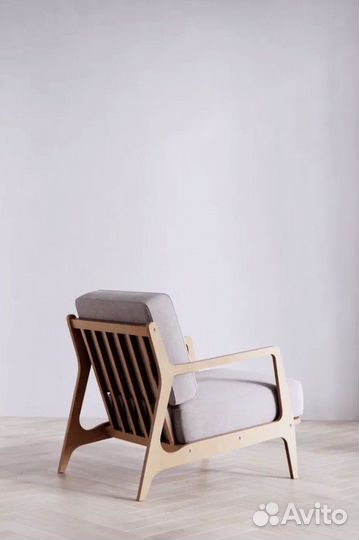 Кресло с деревянными ножками