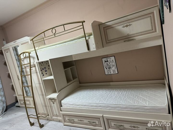 Комплект: кровать двухъярусная, парта и шкаф