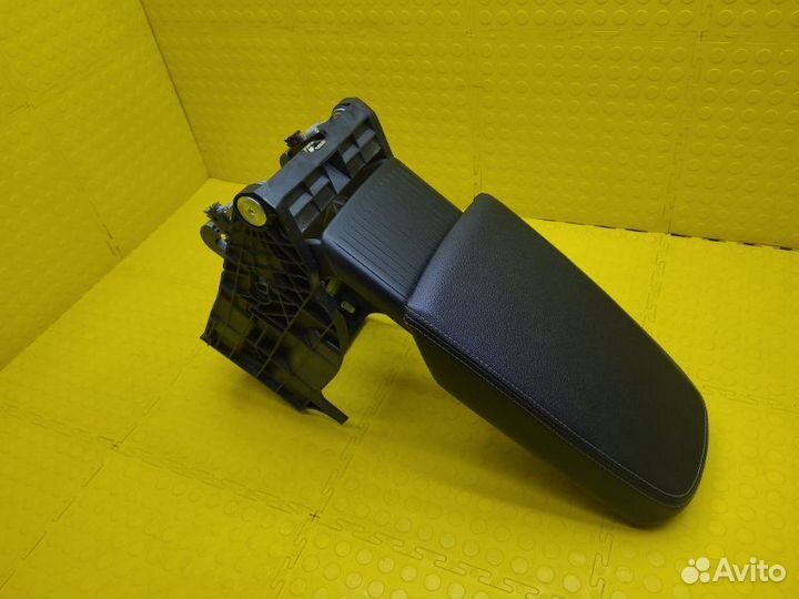 Подлокотник Skoda Octavia лифтбек A8 DJK 2021