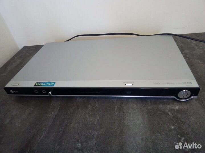 Видеомагнитофон + фильмы и песни-караоке