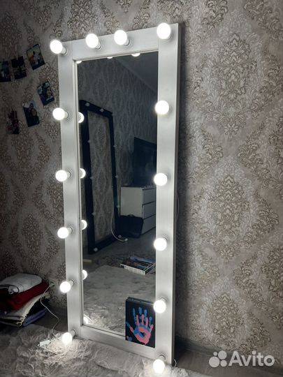 Гримерное зеркало с лампочками