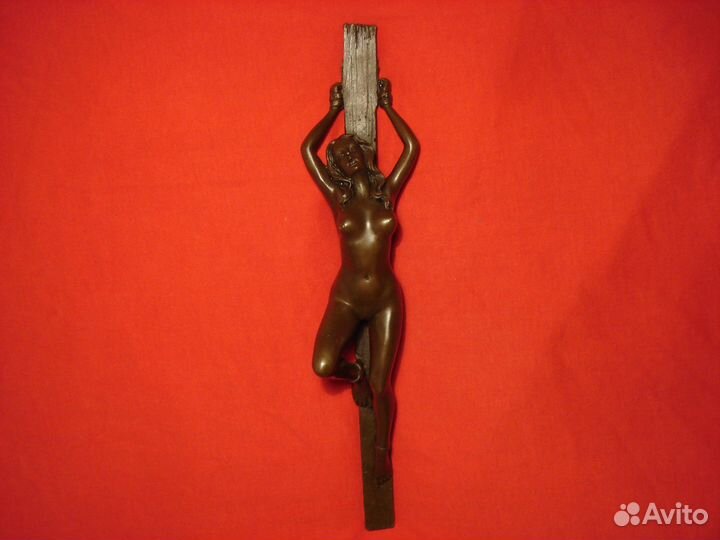 Привязанная Женщина к столбу Франция Эротика 30см