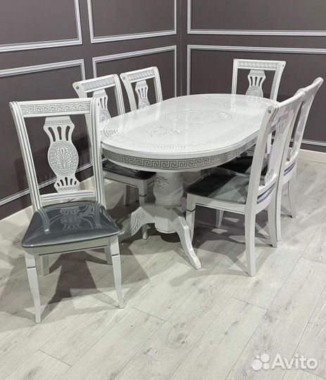 Стол со стульями