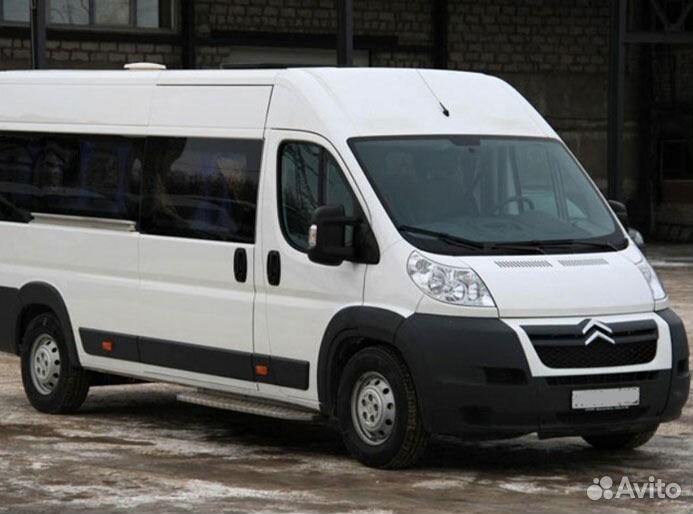 Пассажирские перевозки, автобус и автомобиль на за