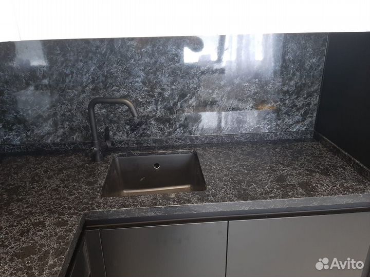 Столешница из кварцевого агламерата (камня)