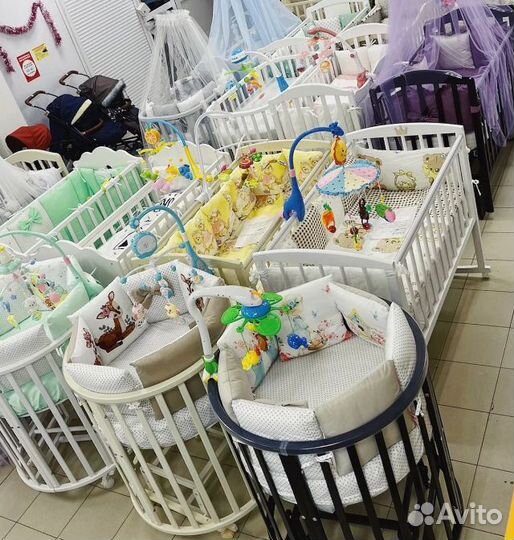 Детская кроватка с маятником