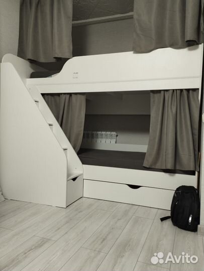 Двухъярусная кровать с лестницей-комод