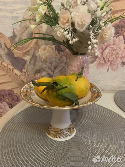 Ваза для фруктов на ножке