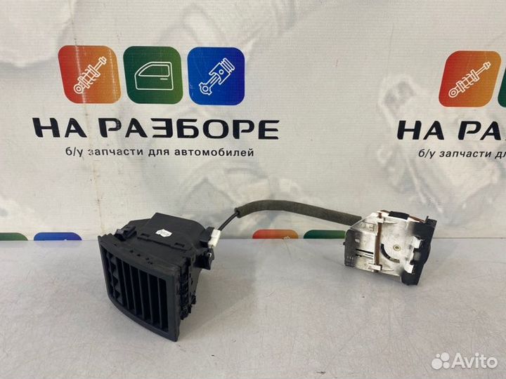 Дефлектор на торпедо левый Volkswagen Touareg GP