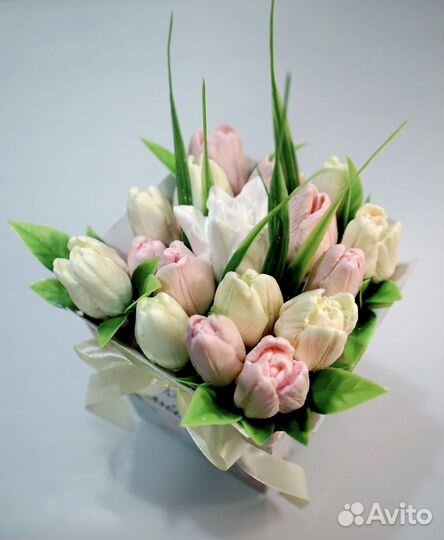 Букет из мыла 17 тюльпанов в подарочной коробке