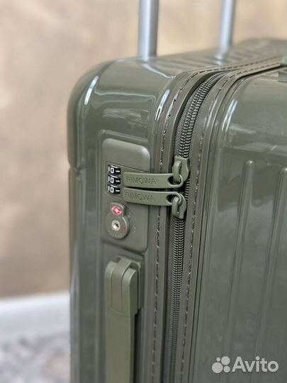 Чемодан на колесах rimowa