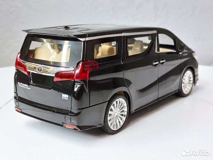 Модель автомобиля Toyota Alphard 1:24