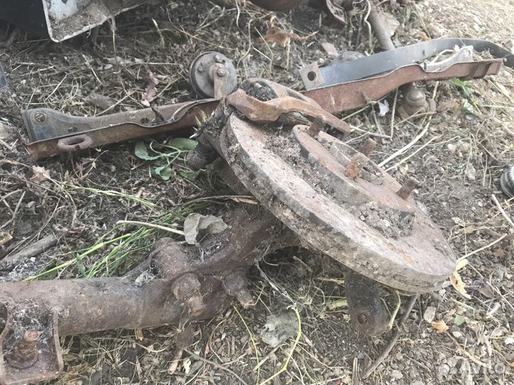 Передний поворотный кулак Ниссан Тиида