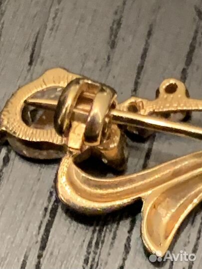 Новая брошь с камнями 585 пробы