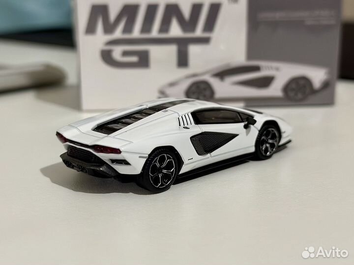 1:64 Mini GT Lamborghini Countach LPI 800-4