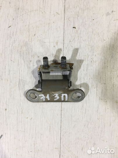 Петля крышки багажника toyota corolla 120 1.6 мт х