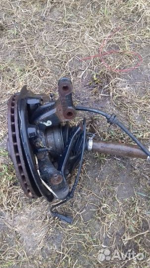 Поворотный кулак левый Renault Fluence