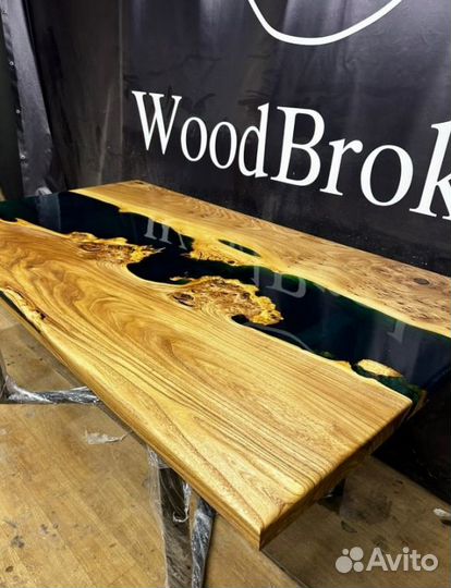 Стол из капового карагача с рекой