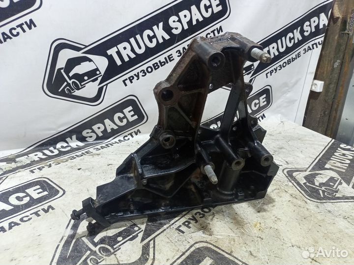 21116689 Кронштейн буксировочный левый Renault T