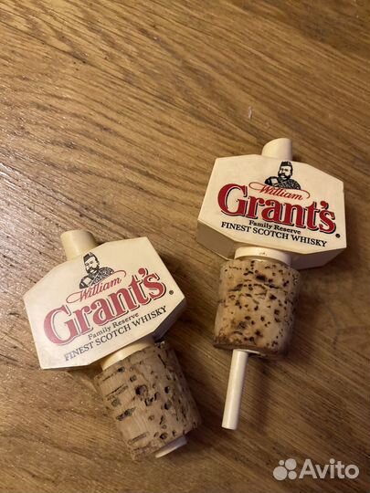 Бутыль из под виски на качелях с дозатором