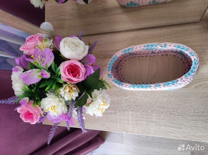 Корзина из трикотажной пряжи и букет