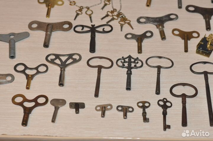 Разные старинные ключи для часов и мебели