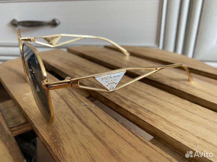 Очки Prada