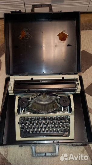 Пишущая машина 1988 года