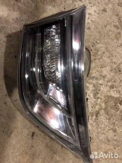 Продам по запчастям заднюю дверь и стопы на Тойоту