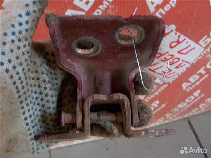 Петля двери нижняя передняя правая Renault Duster