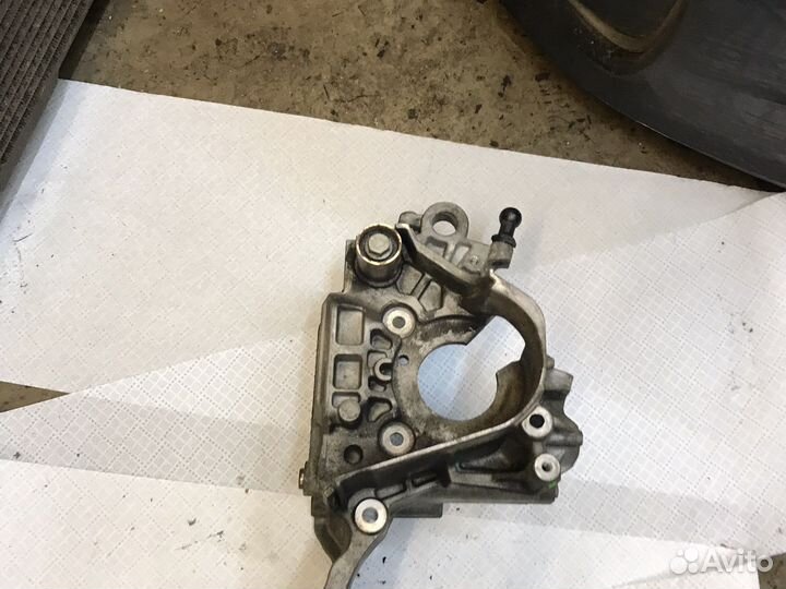 Кронштейн генератора VAG 04L903143B