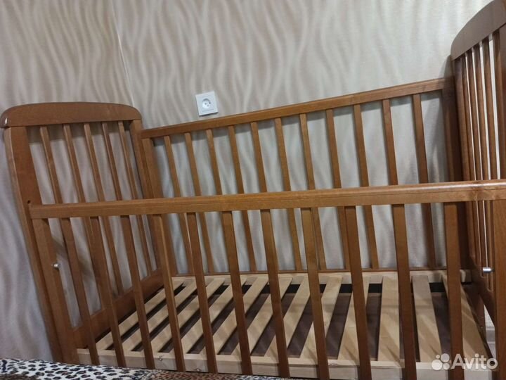 Детская кроватка с маятником