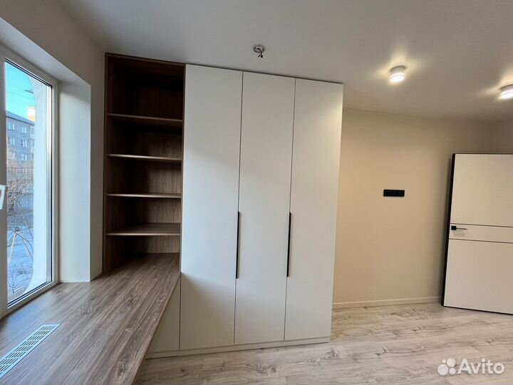 Рабочая зона школьника со шкафом