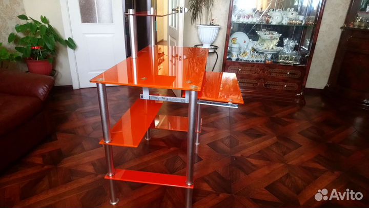 Компьютерный стол стеклянный