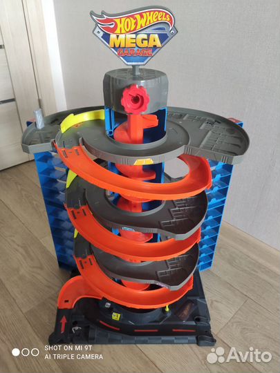 Трек hot wheels mega garage