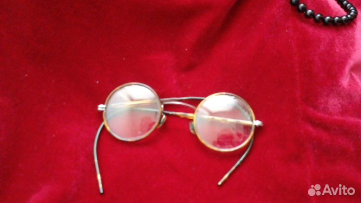 Старинные очки в роговой оправе