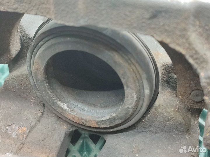 Суппорт тормозной передний левый Bmw X5 F15