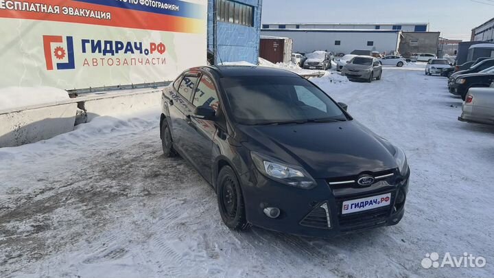 Обшивка стойки задней правой Ford Focus 3 1738882. Царапина