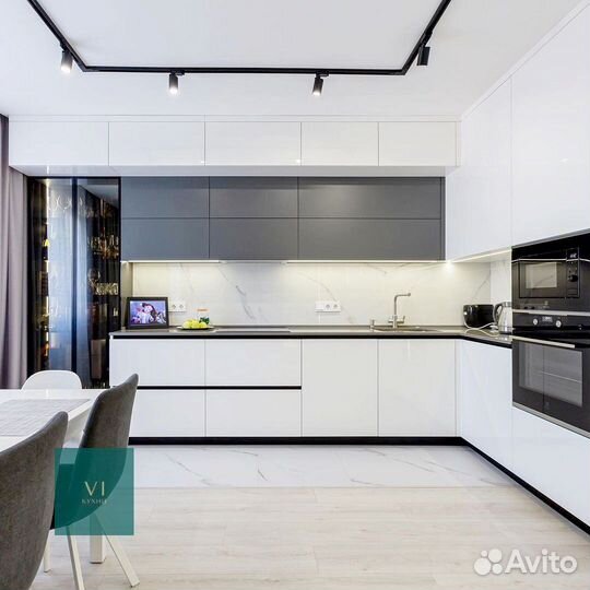 Кухня встроенная светлая