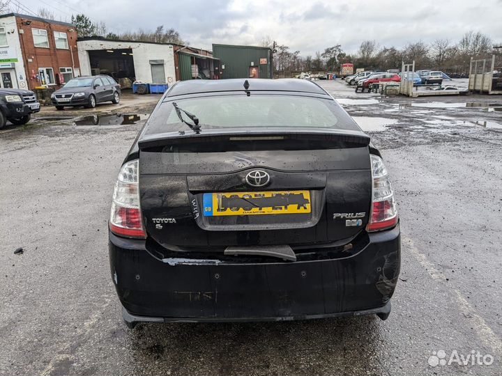 В разборе Toyota Prius 2