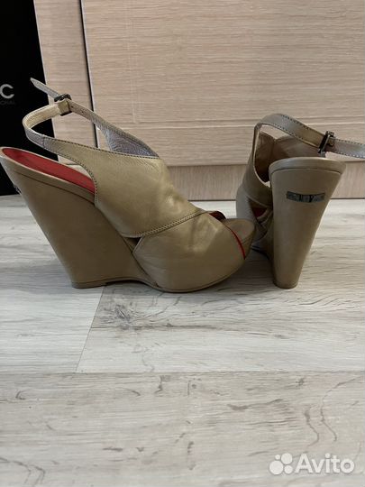 Босоножки женские