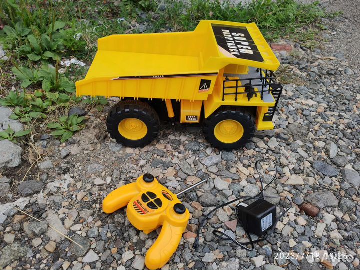 Большая машинка на пульте управления для ребенка