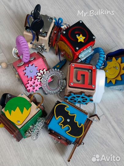 Развивающая игрушка. Бизикубик из дерева. Бизиборд