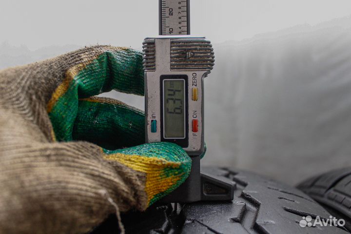 Hankook Radial RA08 215/65 R17 104T