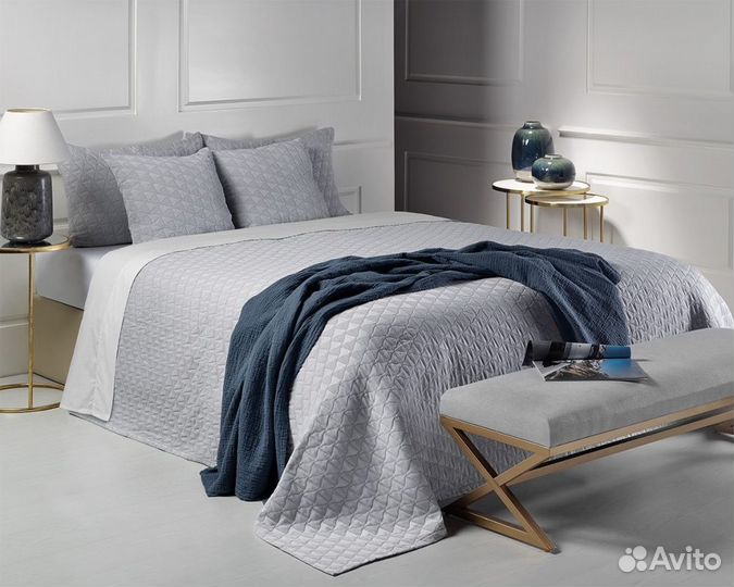 Серое жаккардовое покрывало