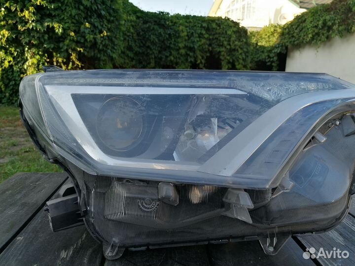 Фара правая Toyota RAV4 IV галоген