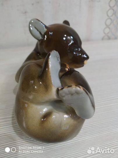 Фарфоровые статуэтка резвящийся медвежонок