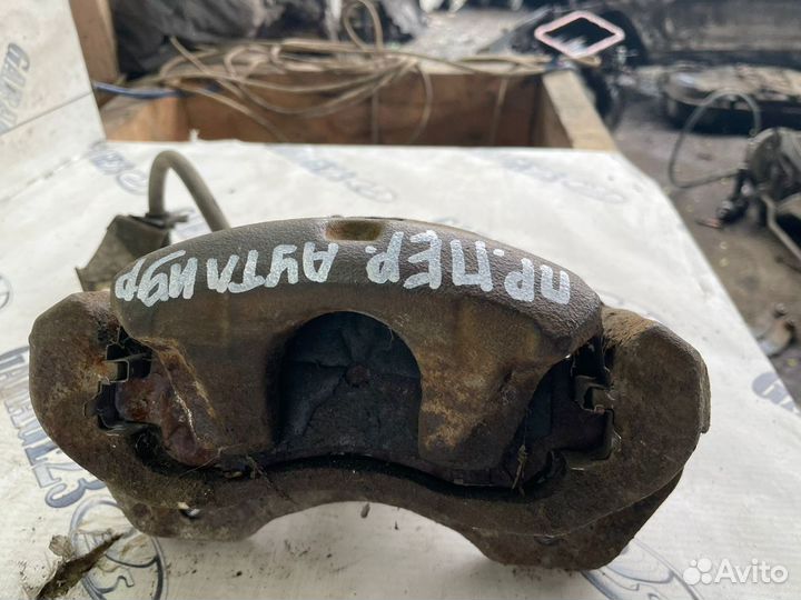 Суппорт правый передний Mitsubishi Outlander 1